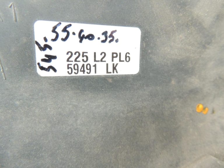 Mitsubishi Pajero V6 Īsais dubļusargu slieksnis Labais MR438734