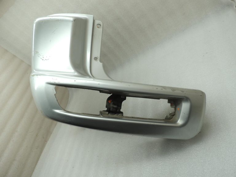 Mitsubishi Pajero V74W V75W V78W Aizmugurējā bampera kreisais stūris MR548025