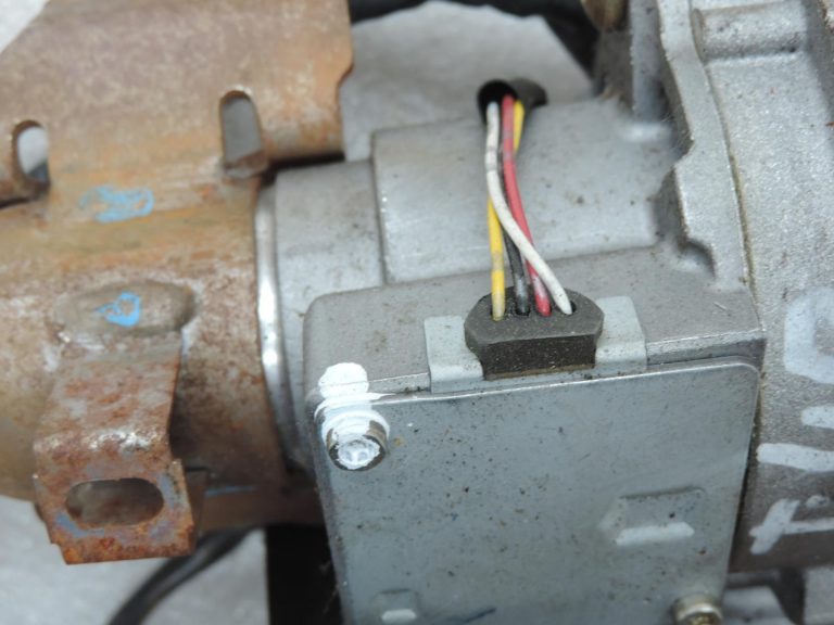Oriģinālais 2003-2005 Toyota Yaris P1 stūres statnis ar elektrisko stūres pastiprinātāju