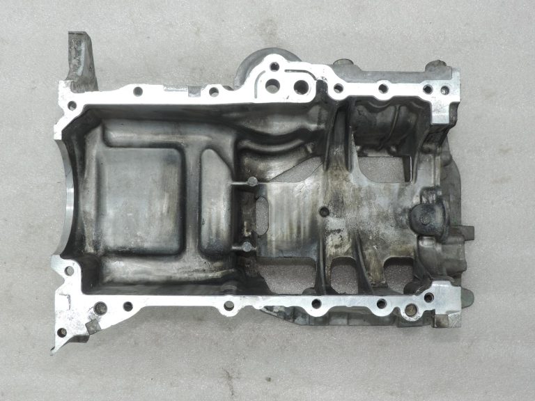 Oriģinālā 2001-2005 Toyota Yaris P1 1.4 D4D (1NDTV) eļļas tvertnes augšējā daļa