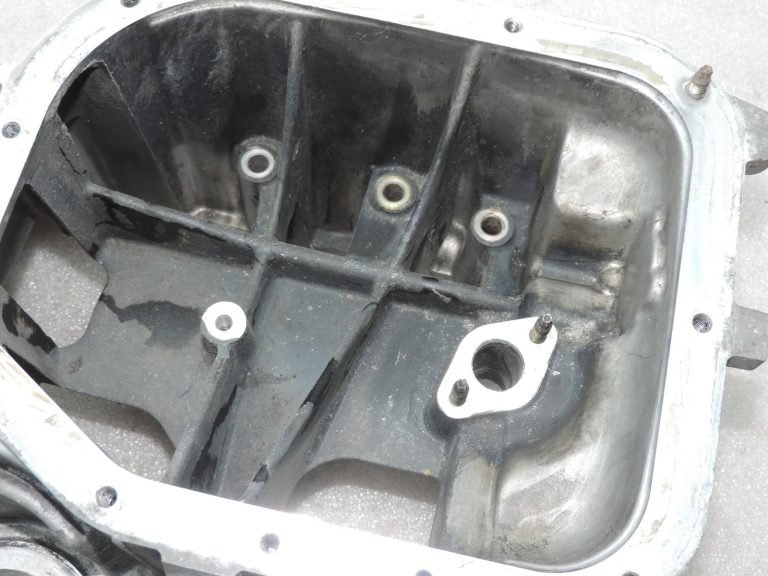 Oriģinālā 2001-2005 Toyota Yaris P1 1.4 D4D (1NDTV) eļļas tvertnes augšējā daļa