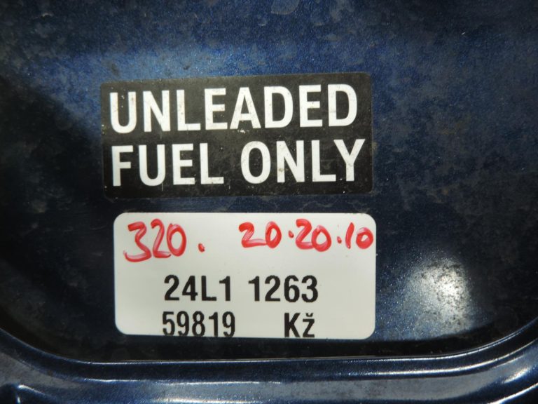Oriģināls Toyota Corolla E12 Kombi benzīna uzpildes vāciņš Indigo Ink Blue (8P4)