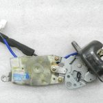 Nissan X-Trail T30 oriģinālā aizmugurējo durvju slēdzene 905508H300