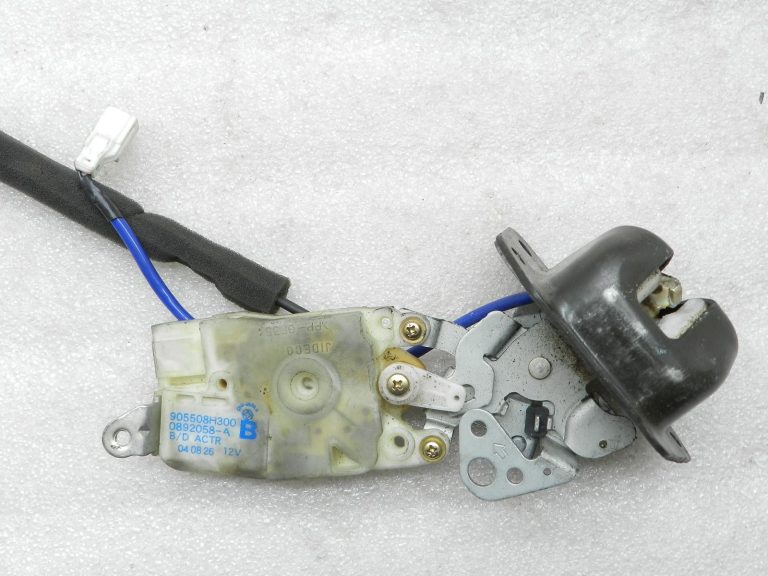 Nissan X-Trail T30 oriģinālā aizmugurējo durvju slēdzene 905508H300