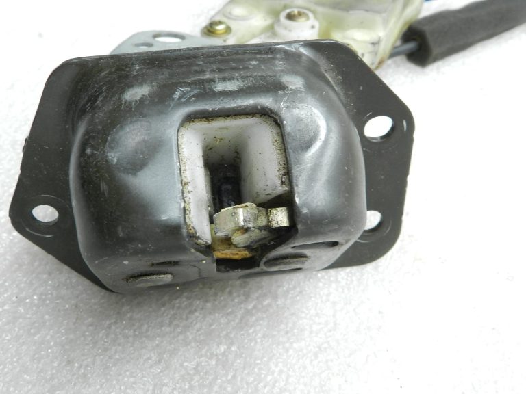 Nissan X-Trail T30 oriģinālā aizmugurējo durvju slēdzene 905508H300