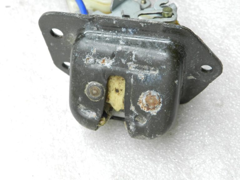 Nissan X-Trail T30 oriģinālā aizmugurējo durvju slēdzene 905508H300