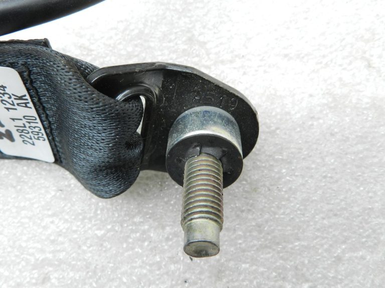 Nissan Qashqai oriģinālā aizmugurējā centrālā drošības jostas sprādze 88822EY10A