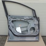 Mazda CX7 priekšējo durvju kreisā puse Krāsa 32S Galaxy Grey Metallic Priekšējo durvju kreisā puse