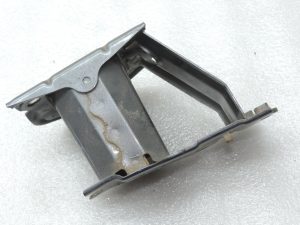 Oriģināls Toyota Auris E15 aizmugurējā bampera stiprinājuma kronšteins kreisais