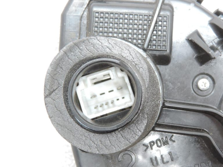 Oriģinālā Toyota Auris E15 durvju slēdzene priekšējā kreisā 6904002210, 69040-02210