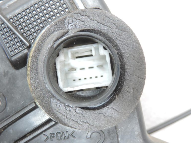 Oriģinālā Toyota Auris E15 durvju slēdzene priekšējā labajā pusē 6903002220, 69030-02220