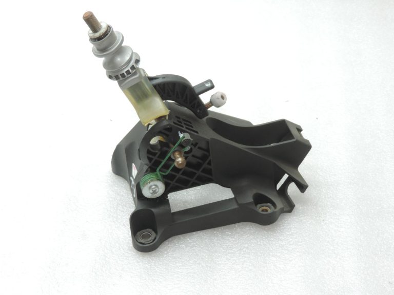 Oriģinālā Toyota Auris E15 6 pakāpju manuālās pārnesumkārbas pārnesumu svira 3353002210