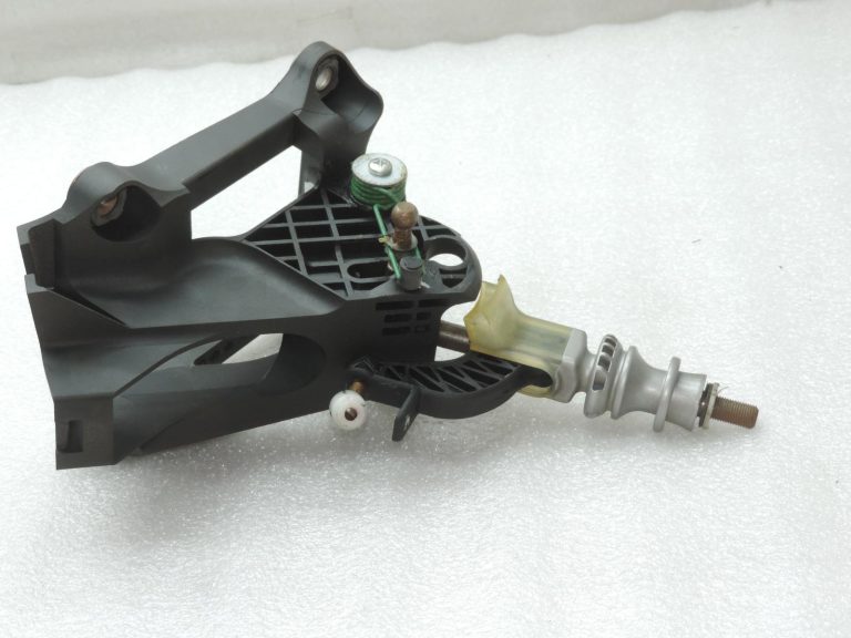 Oriģinālā Toyota Auris E15 6 pakāpju manuālās pārnesumkārbas pārnesumu svira 3353002210
