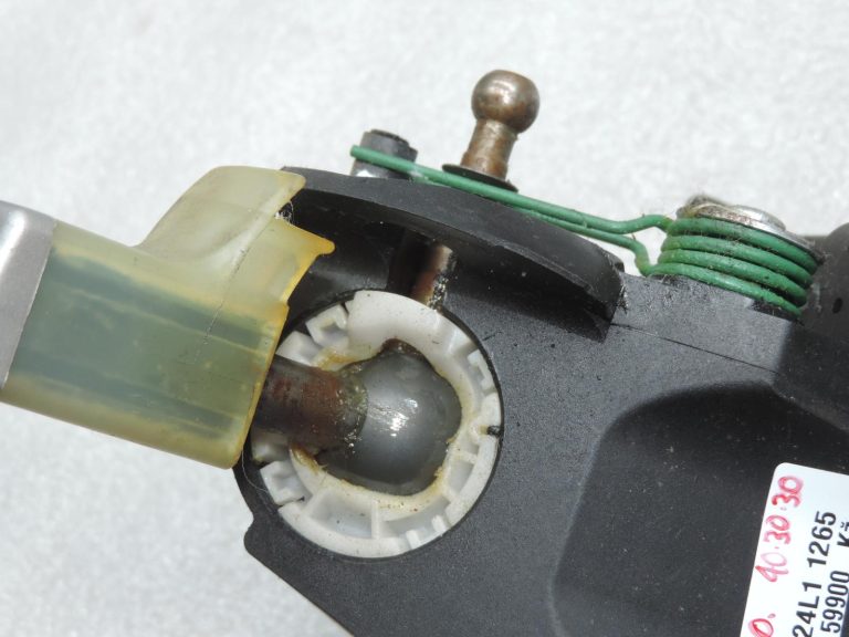 Oriģinālā Toyota Auris E15 6 pakāpju manuālās pārnesumkārbas pārnesumu svira 3353002210