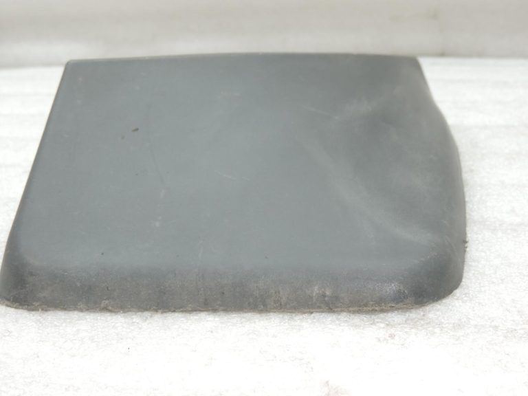 Oriģinālais 2005-2011 Toyota Yaris P9 aizmugurējā riteņa arkas dubļu atloku labajā pusē