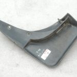 Oriģinālais 2005-2011 Toyota Yaris P9 aizmugurējā riteņa arkas dubļu atloku labajā pusē