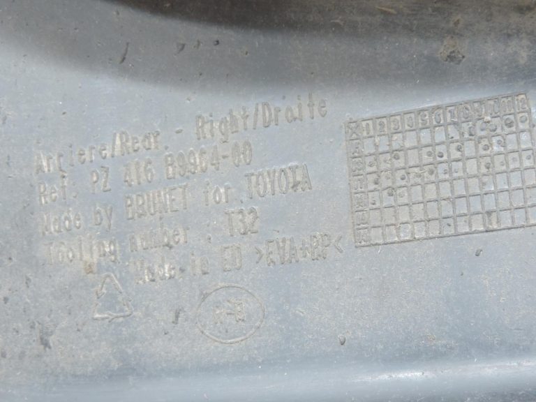Oriģinālais 2005-2011 Toyota Yaris P9 aizmugurējā riteņa arkas dubļu atloku labajā pusē