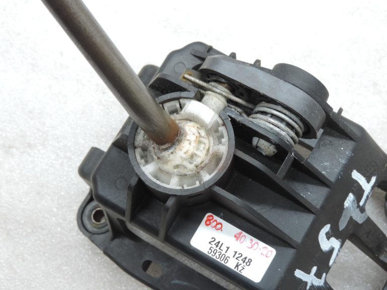 Oriģinālā Toyota Corolla E12 5 pakāpju manuālā pārnesumkārbas svira 3353002060