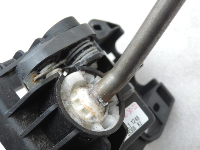 Oriģinālā Toyota Corolla E12 5 pakāpju manuālā pārnesumkārbas svira 3353002060