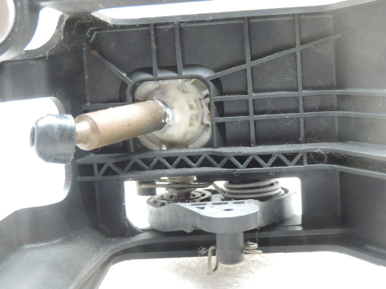 Oriģinālā Toyota Corolla E12 5 pakāpju manuālā pārnesumkārbas svira 3353002060