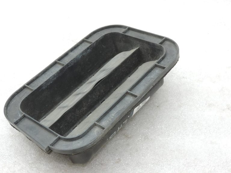 Oriģināla Toyota Corolla E12 Previa XR30 aizmugurējā virsbūves ventilācijas restīte kreisā/labā pusē