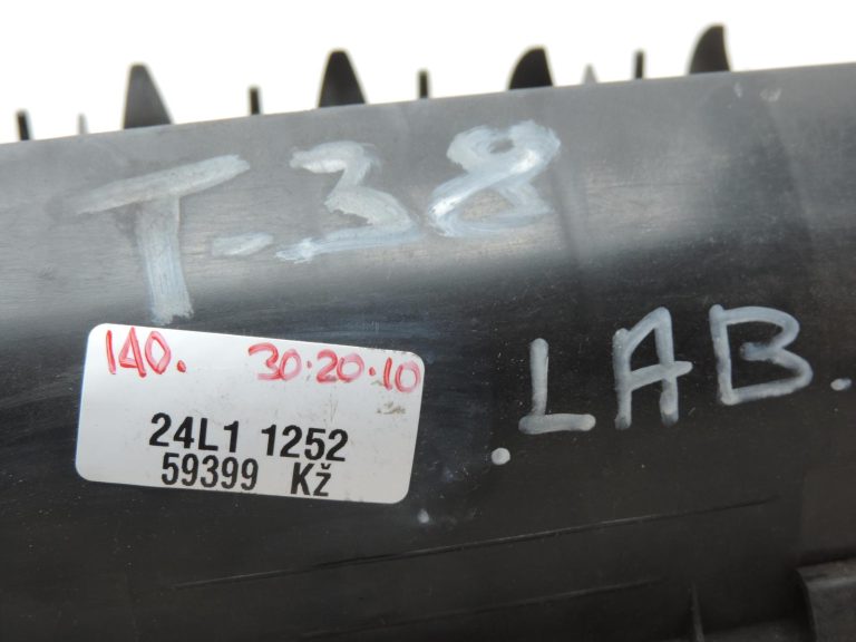 Oriģināla Toyota Corolla E12 Previa XR30 aizmugurējā virsbūves ventilācijas restīte kreisā/labā pusē