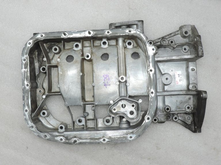 Oriģināla Toyota Corolla E12 Avensis T25 2.0 D4D (1CDFTV) Eļļas tvertnes augšējā daļa