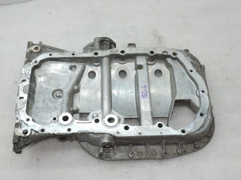 Oriģināla Toyota Corolla E12 Avensis T25 2.0 D4D (1CDFTV) Eļļas tvertnes augšējā daļa