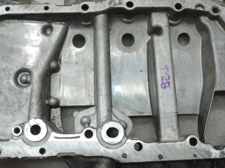 Oriģināla Toyota Corolla E12 Avensis T25 2.0 D4D (1CDFTV) Eļļas tvertnes augšējā daļa