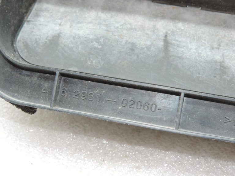 Oriģināla Toyota Corolla E12 Previa XR30 aizmugurējā virsbūves ventilācijas restīte kreisā/labā pusē