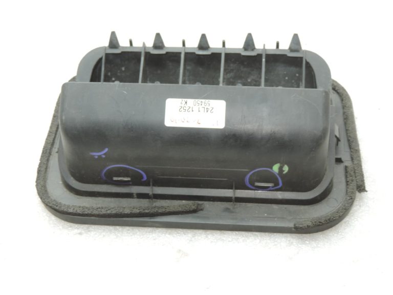 Oriģināla Toyota Corolla E12 Previa XR30 aizmugurējā virsbūves ventilācijas restīte kreisā/labā pusē