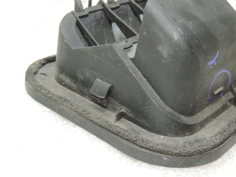 Oriģināla Toyota Corolla E12 Previa XR30 aizmugurējā virsbūves ventilācijas restīte kreisā/labā pusē
