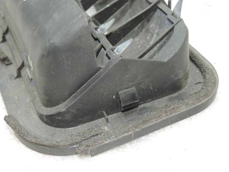Oriģināla Toyota Corolla E12 Previa XR30 aizmugurējā virsbūves ventilācijas restīte kreisā/labā pusē