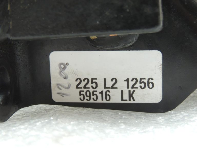 Mitsubishi Pajero V7 V6 3.2 DI-D 4M41 Dzinēja stiprinājums pa labi ME203411