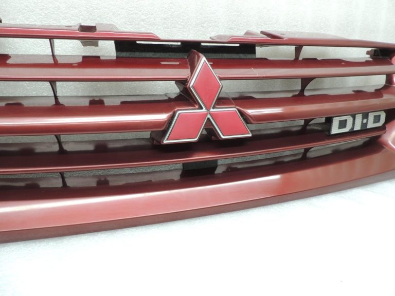 Mitsubishi Pajero V68W radiatora režģis priekšējais MR617919