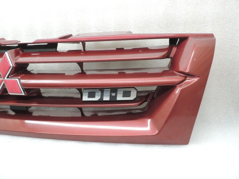 Mitsubishi Pajero V68W radiatora režģis priekšējais MR617919