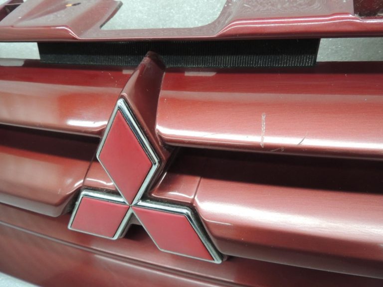Mitsubishi Pajero V68W radiatora režģis priekšējais MR617919