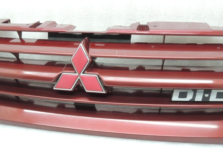 Mitsubishi Pajero V68W radiatora režģis priekšējais MR617919