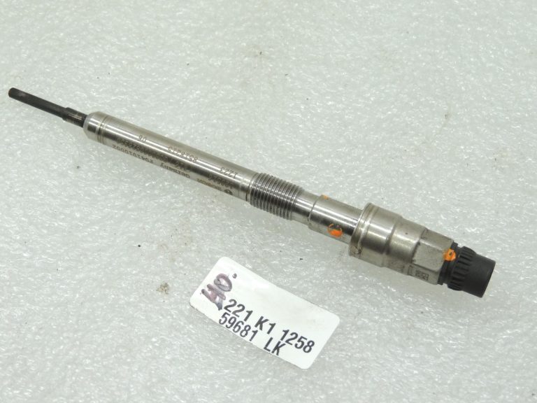 Oriģinālā BMW F30 F31 dīzeļdegviela B47 kvēlsveces ar spiediena sensoru 12238518215