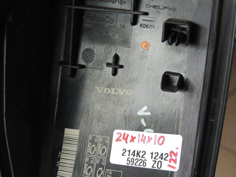 Volvo V60 S60 XC60 Dzinēja nodalījuma drošinātāju kārbas vāks 31310151