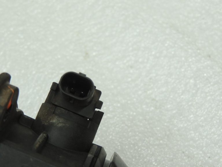 Oriģinālā BMW F20 F22 F22 F44 F44 F15 F30 F31 B47 Ieplūdes kolektora pieplūdes gaisa atloks 11618511339