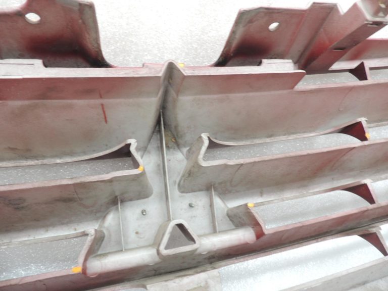 Mitsubishi Pajero V68W radiatora režģis priekšējais MR617919