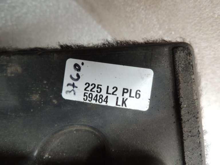 Mitsubishi Pajero V7 Garā bagāžnieka grīda MR402036 MR402042