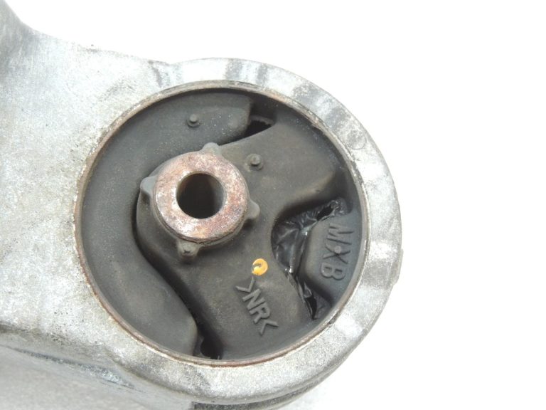 Oriģināls Mitsubishi Grandis 2.4i benzīns 4G69 manuālās pārnesumkārbas kronšteins MN103107