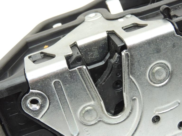 Oriģinālā BMW F30LCI F31LCI F35LCI F80LCI Aizmugurējo kreiso durvju slēdzene 7229459