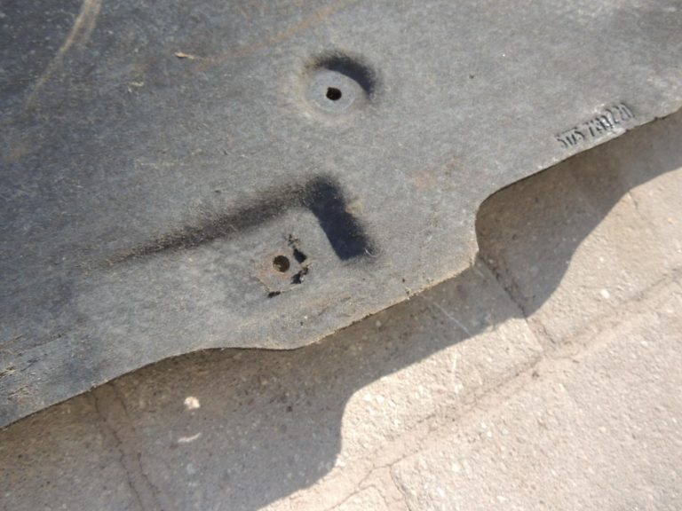 Oriģinālā BMW 5. sērijas F10 F11 apakšējā paneļa centrs 51757261763 7261763
