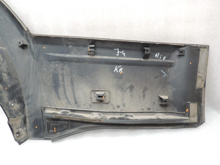 Mitsubishi Pajero V7 Durvju līstes aizmugurējās kreisās melnas MN117291