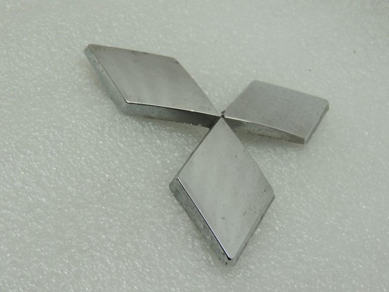 Mitsubishi Pajero V7 radiatora režģa emblēmas logo MN117248