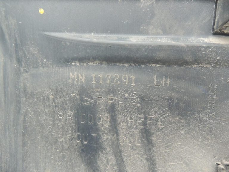 Mitsubishi Pajero V7 Durvju līstes aizmugurējās kreisās melnas MN117291