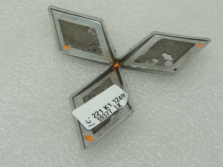 Mitsubishi Pajero V7 radiatora režģa emblēmas logo MN117248